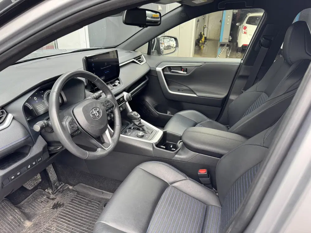 Toyota RAV 4 2.5 Hybrid AWD Bi-Tone uit 2024, foto 11