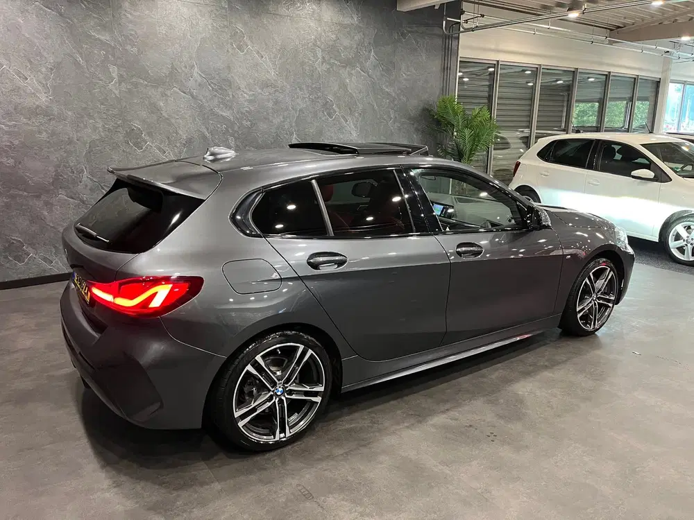 BMW 1-serie 118i High Executive M PAKKET PANO NL AUTO uit 2020, foto 2