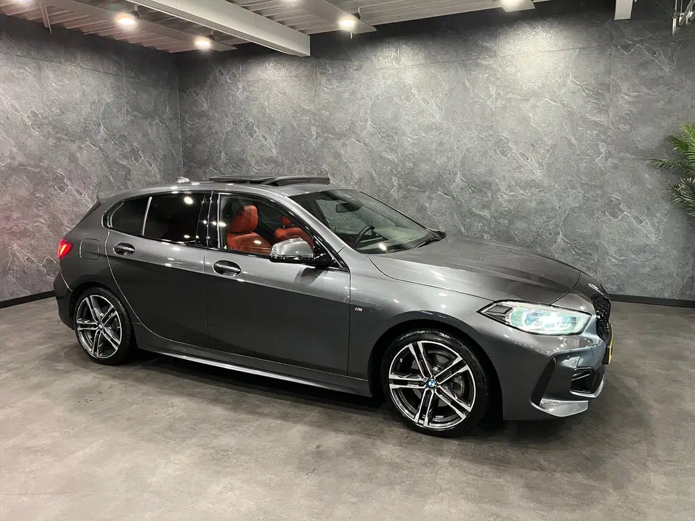 BMW 1-serie 118i High Executive M PAKKET PANO NL AUTO uit 2020, foto 4