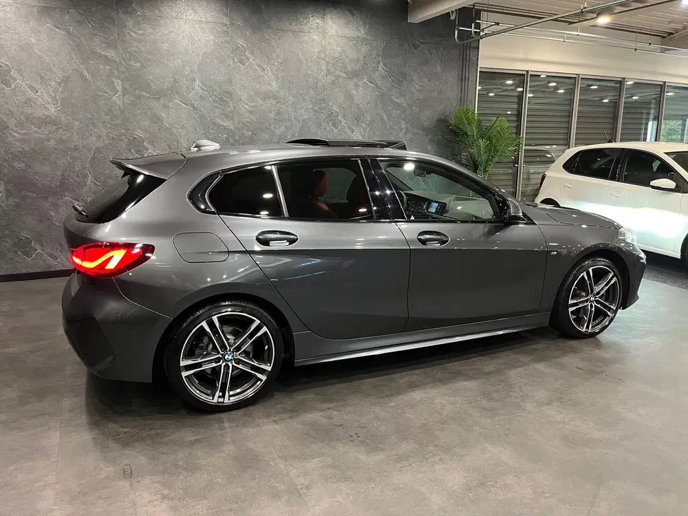 BMW 1-serie 118i High Executive M PAKKET PANO NL AUTO uit 2020, foto 5