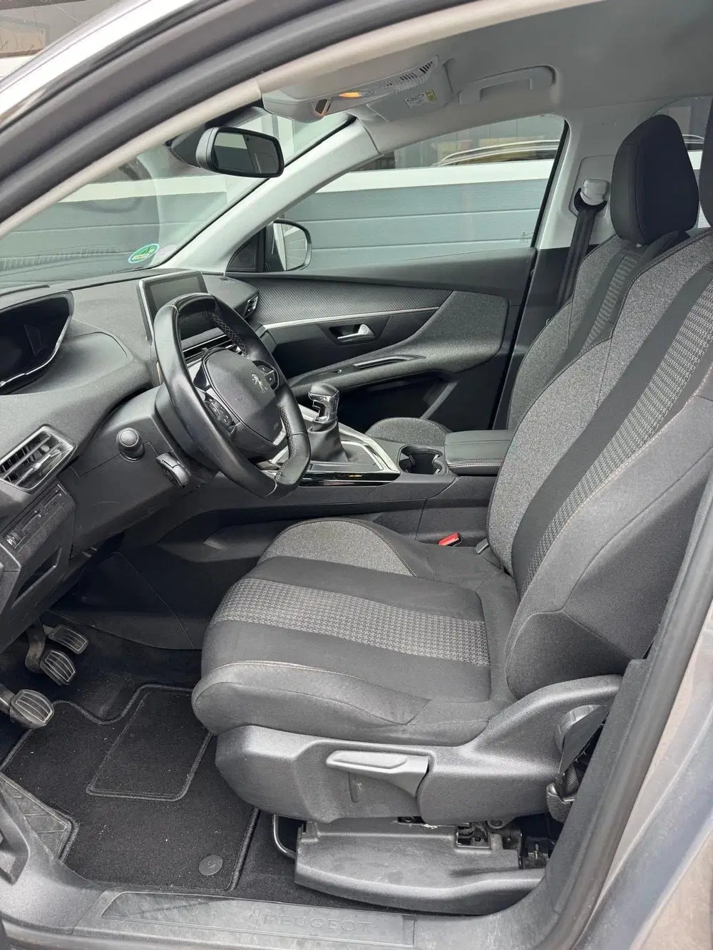 Peugeot 3008 1.2 PureTech Blue Lease Executive uit 2019, foto 2