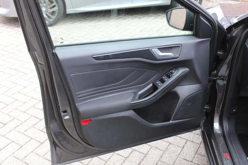 Ford Focus 1.0 EcoBoost Hybrid ST Line X Winter Pack uit 2023, foto 4