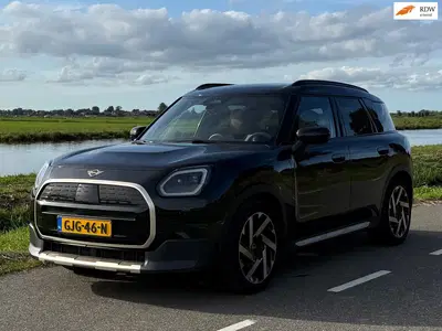 Mini Countryman E Favoured M 66.5 kWh PANO uit 2024