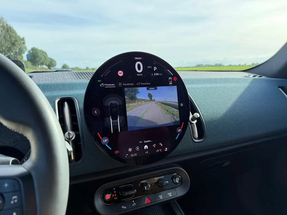 Mini Countryman E Favoured M 66.5 kWh PANO uit 2024, foto 11
