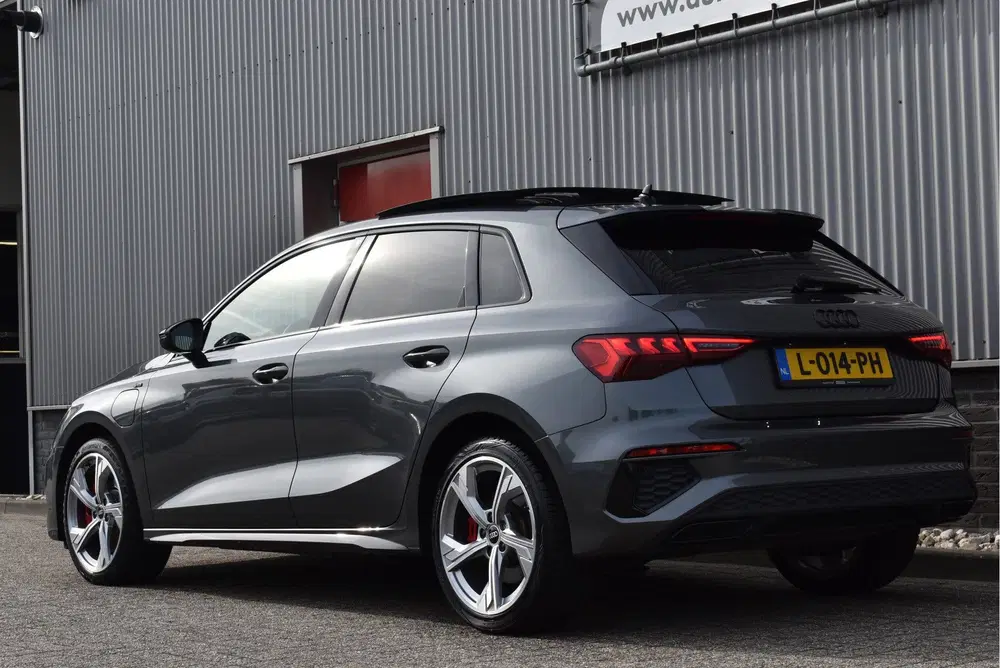 Audi A3 45 TFSI e S edition Competition NL-auto uit 2021, foto 2