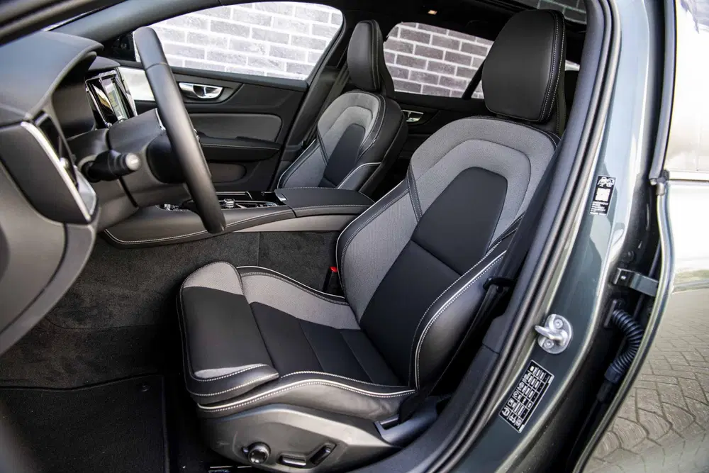 Volvo V60 2.0 T6 Plug-in hybrid AWD Ultra Dark uit 2026, foto 5