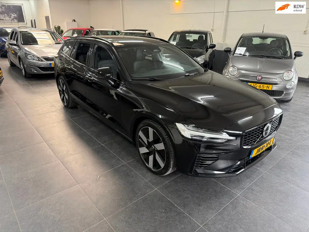 Volvo V60 2.0 T6 Plug-in hybrid AWD Plus Dark uit 2024