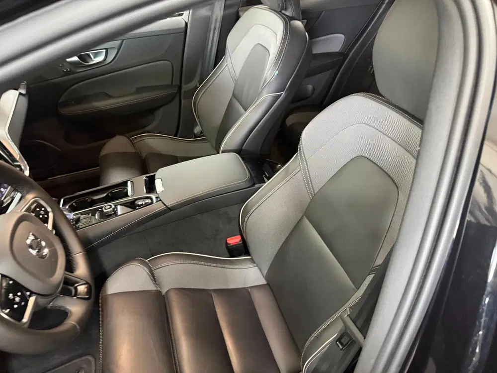 Volvo V60 2.0 T6 Plug-in hybrid AWD Plus Dark uit 2024, foto 11