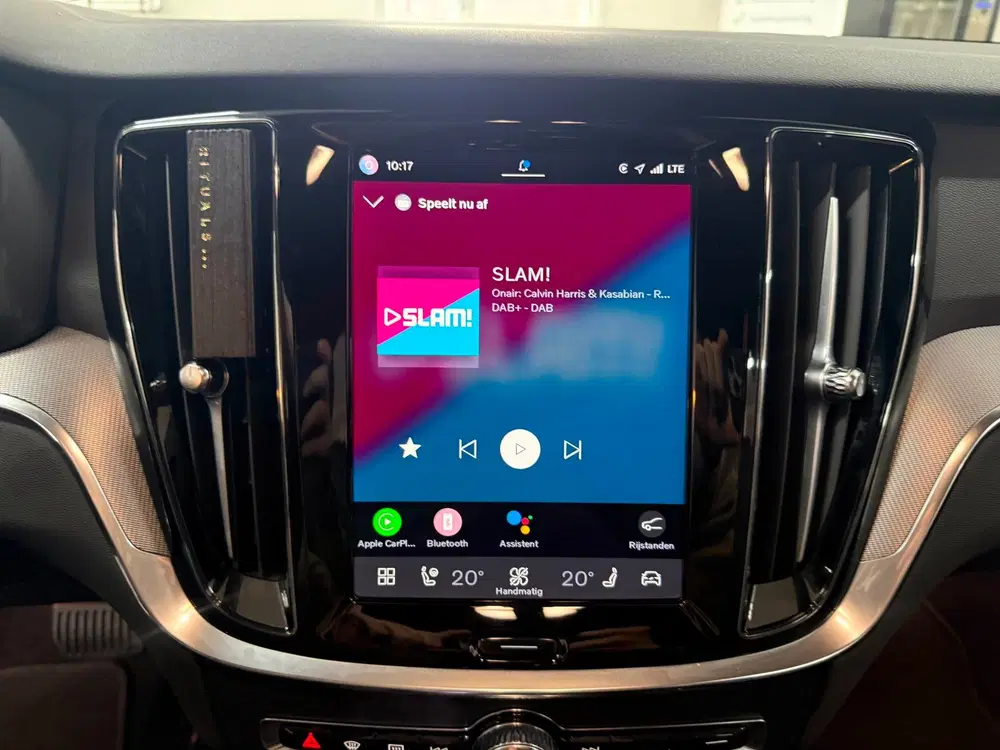 Volvo V60 2.0 T6 Plug-in hybrid AWD Plus Dark uit 2024, foto 15