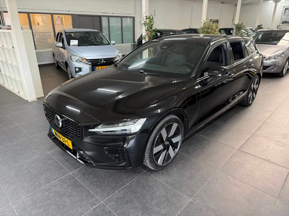 Volvo V60 2.0 T6 Plug-in hybrid AWD Plus Dark uit 2024, foto 3