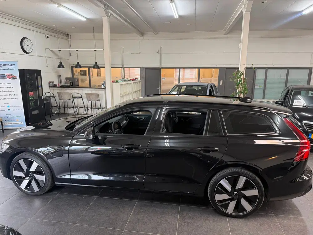 Volvo V60 2.0 T6 Plug-in hybrid AWD Plus Dark uit 2024, foto 4