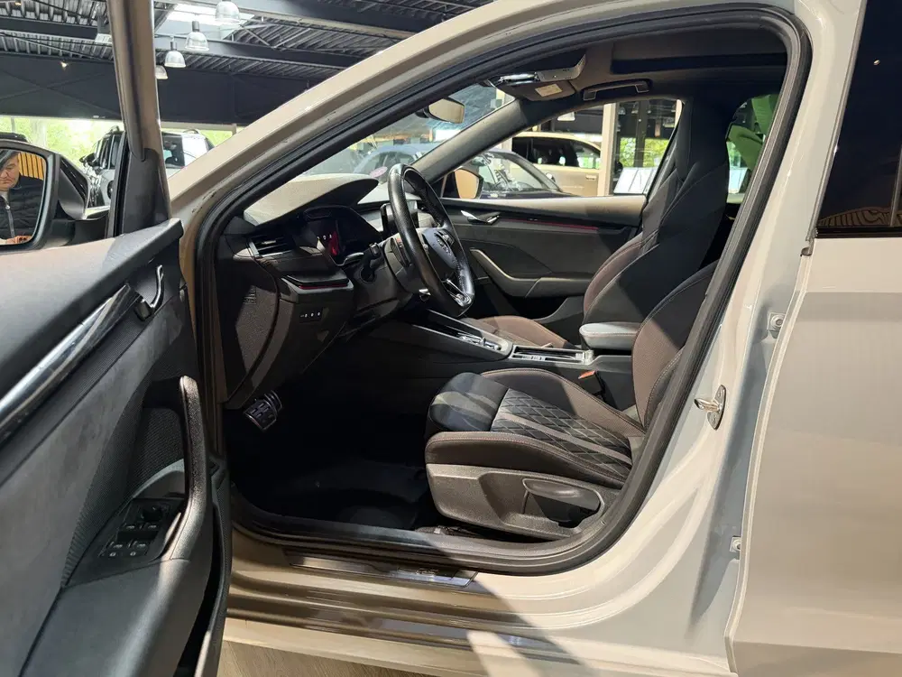 Skoda Octavia 2.0 TSI iV RS panoramadak uit 2020, foto 8