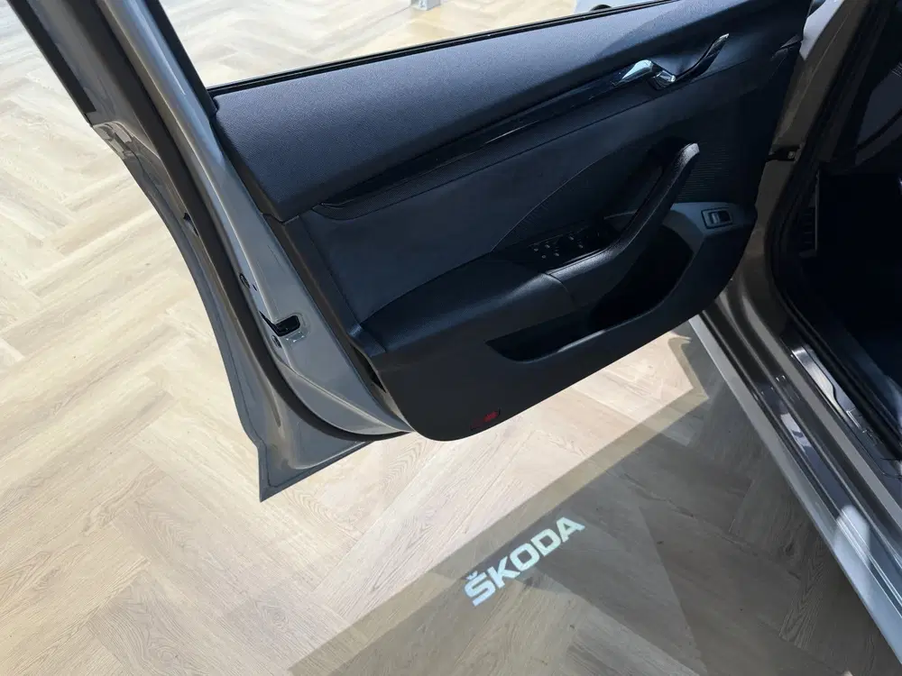 Skoda Octavia 2.0 TSI iV RS panoramadak uit 2020, foto 9