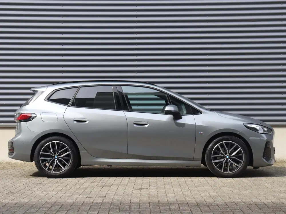 BMW 2-serie Active Tourer 220i uit 2023, foto 5