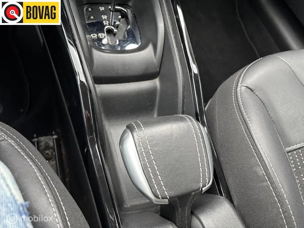 Peugeot 2008 1.2 PureTech Allure 110 PK navigatie halfl uit 2019, foto 10