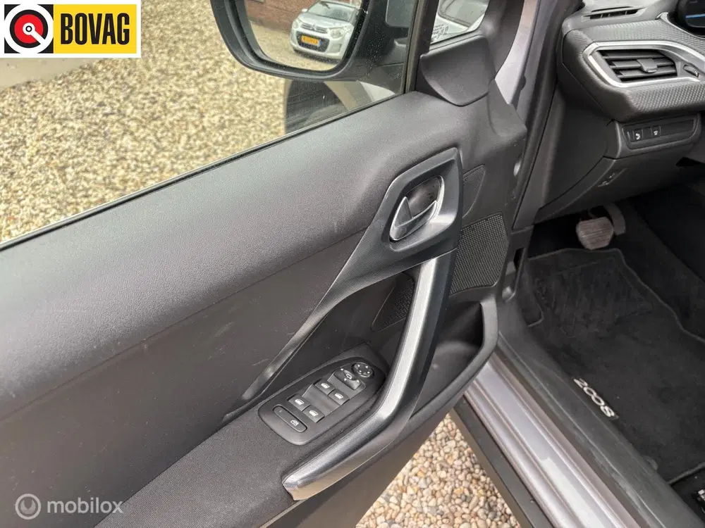 Peugeot 2008 1.2 PureTech Allure 110 PK navigatie halfl uit 2019, foto 5