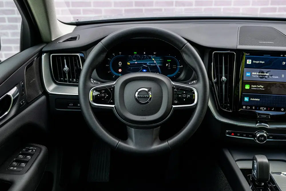 Volvo XC60 2.0 T6 Plug-in Hybrid AWD Plus Dark uit 2025, foto 4