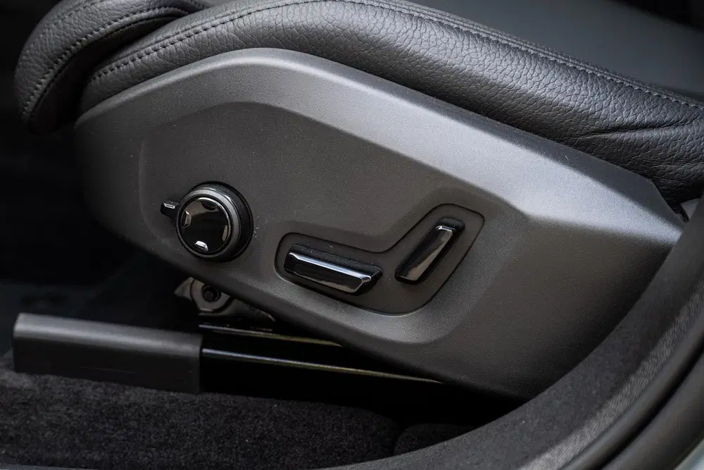 Volvo XC60 2.0 T6 Plug-in Hybrid AWD Plus Dark uit 2025, foto 8