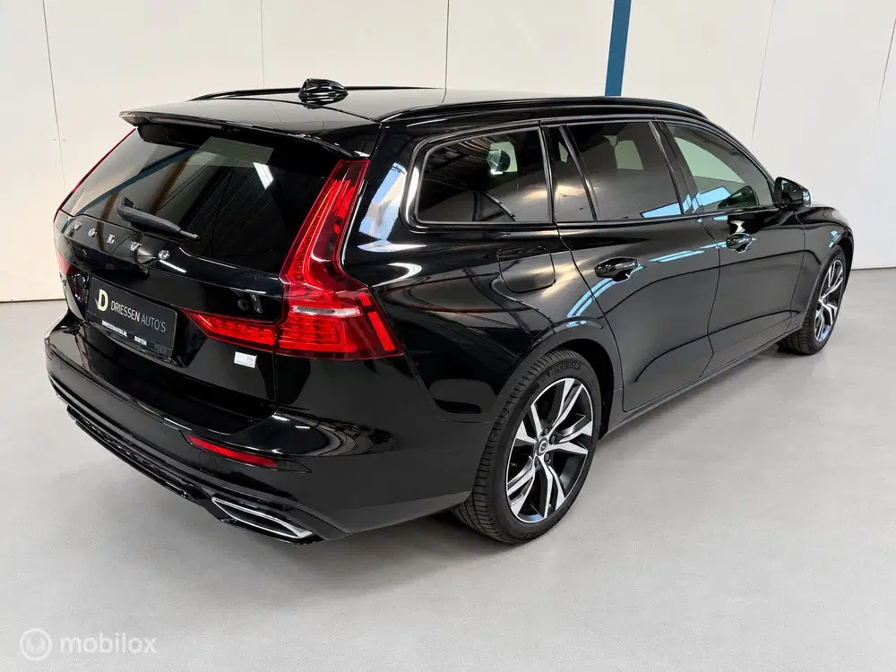 Volvo V60 2.0 T6 Plug-in hybrid AWD Plus Dark LONG R uit 2022, foto 2