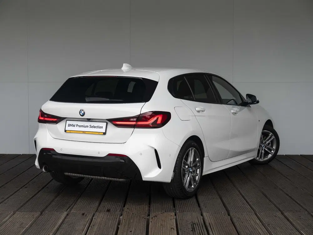 BMW 1-serie 118i uit 2024, foto 2