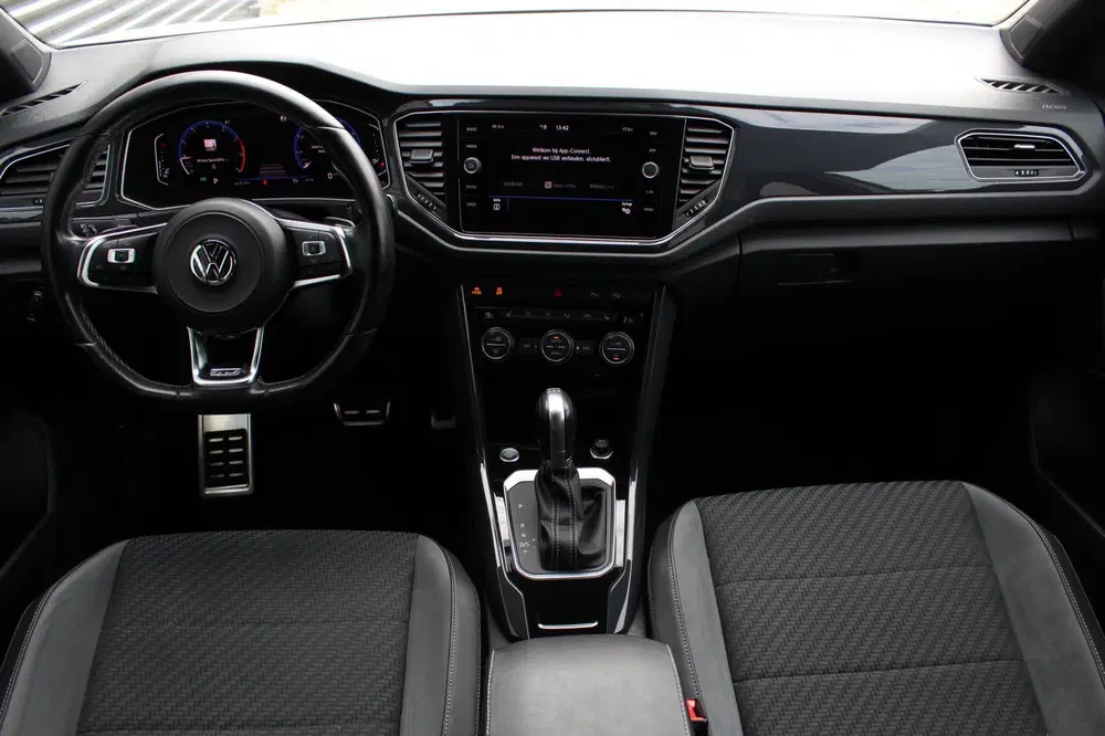 Volkswagen T-Roc 1.5 TSI 3x R-Line uit 2019, foto 2