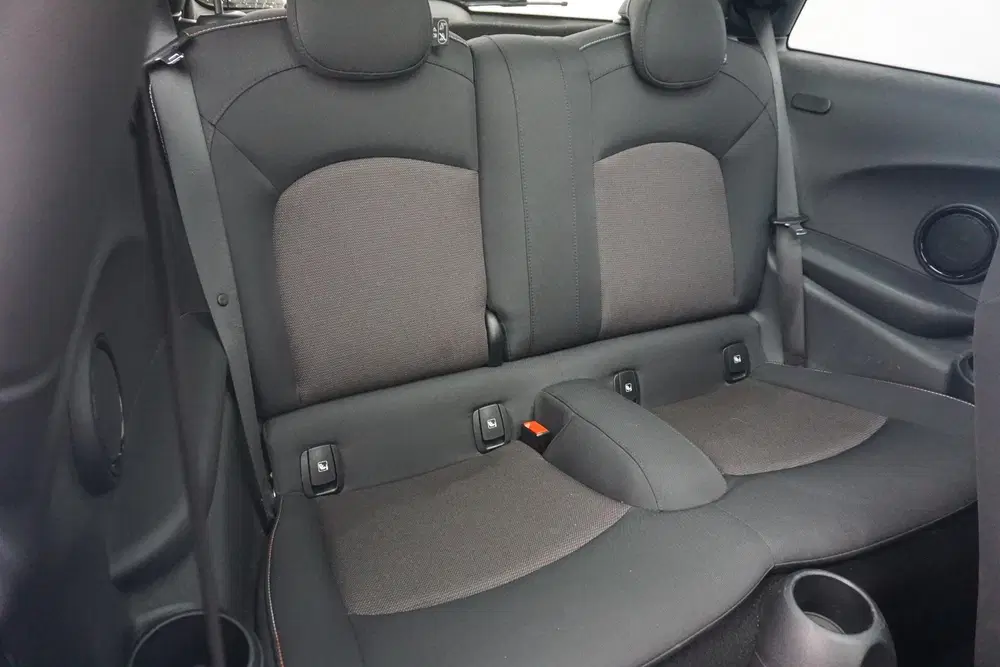 Mini Cooper Cooper Essential Uitvoering uit 2022, foto 10