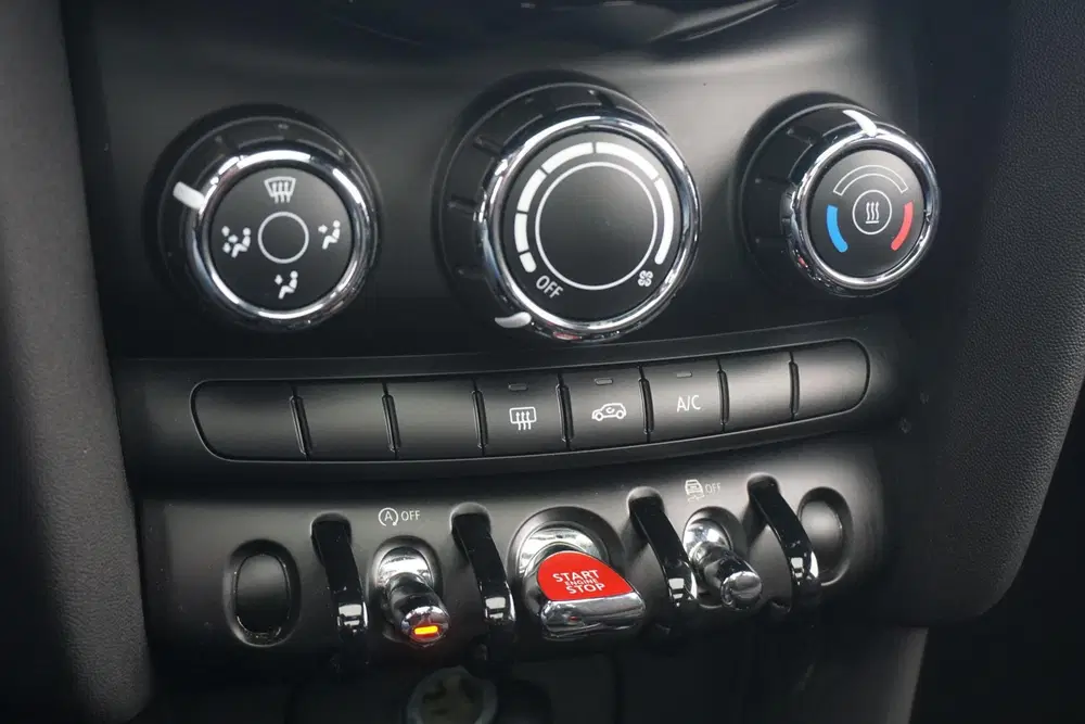 Mini Cooper Cooper Essential Uitvoering uit 2022, foto 14