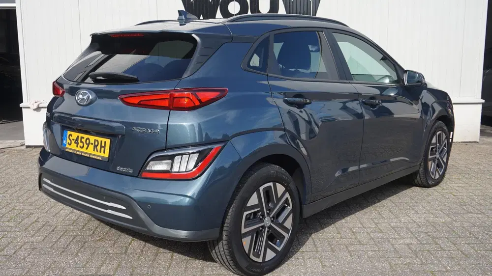 Hyundai KONA EV Premium 64 kWh NL auto uit 2023, foto 2