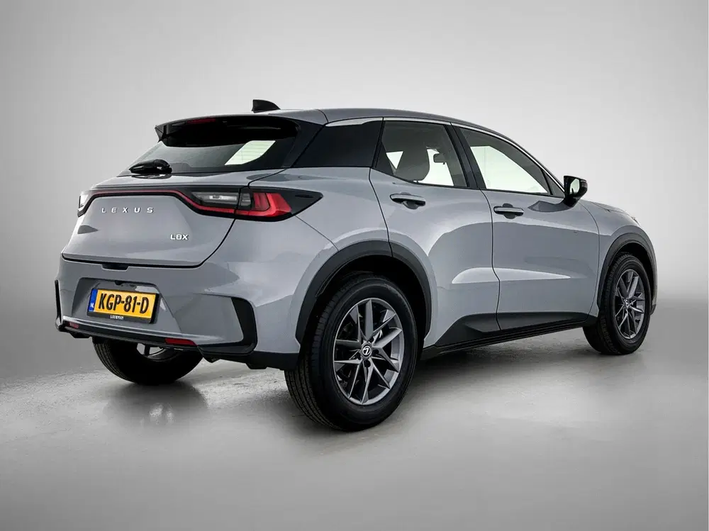 Lexus LBX 2WD uit 2024, foto 2