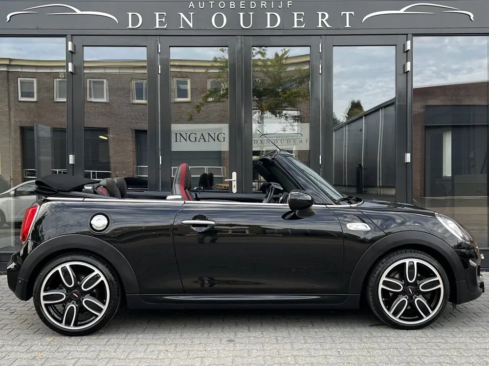 Mini Cabrio 2.0 Cooper S John Cooper Works JCW uit 2019, foto 3
