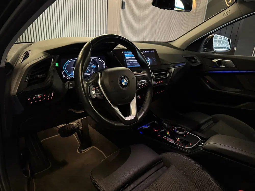 BMW 1-serie 118i Executive Edition uit 2019, foto 12