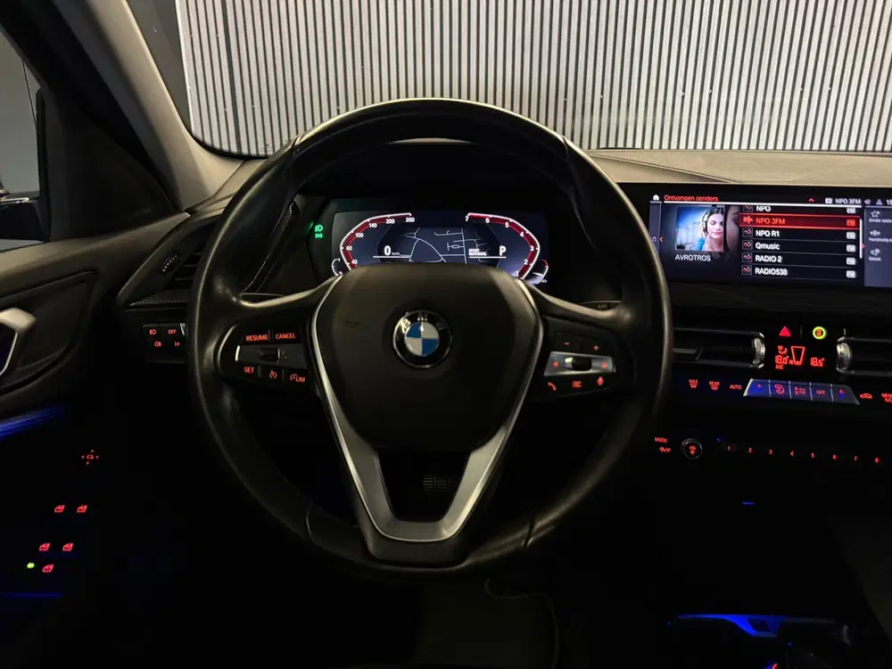 BMW 1-serie 118i Executive Edition uit 2019, foto 15