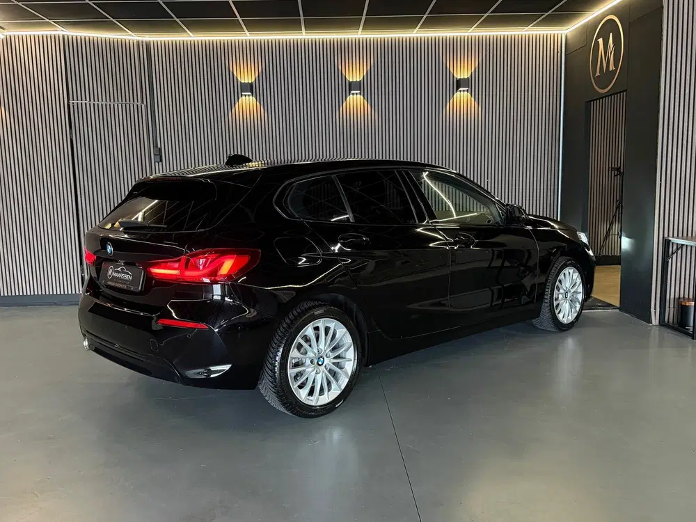 BMW 1-serie 118i Executive Edition uit 2019, foto 2