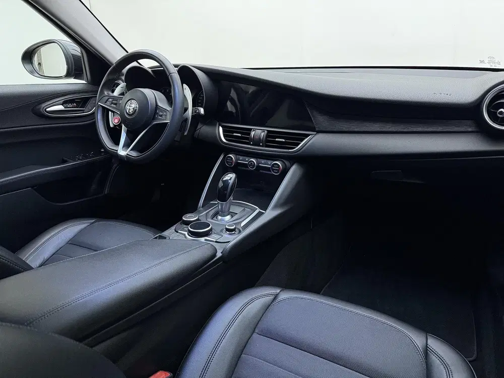 Alfa Romeo Giulia 2.0T uit 2019, foto 11