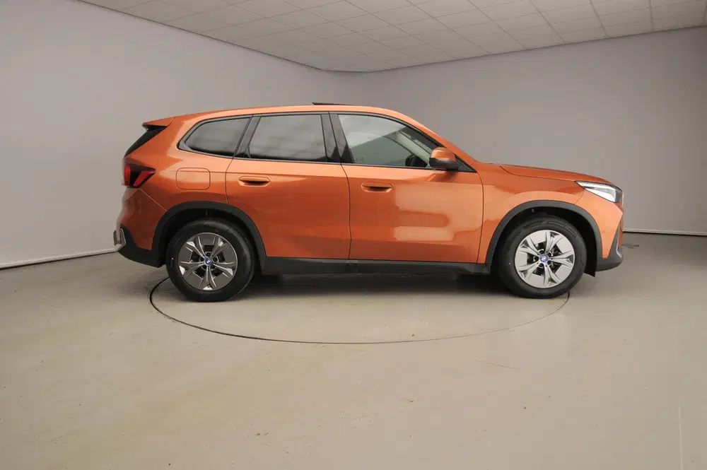 BMW iX1 eDrive20 uit 2024, foto 4