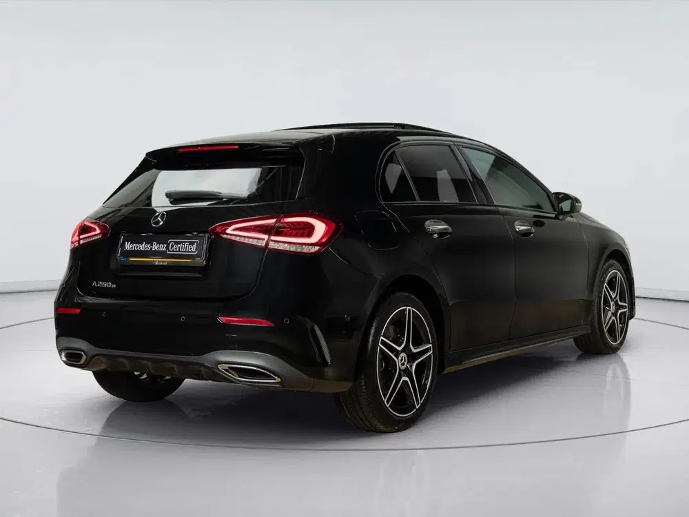 Mercedes-Benz A-Klasse 250 e AMG Line Panorama dak uit 2022, foto 2