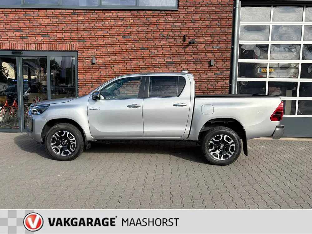 Toyota Hilux 2.8 D-4D Double Cab 4x4 Professional premi uit 2024, foto 2