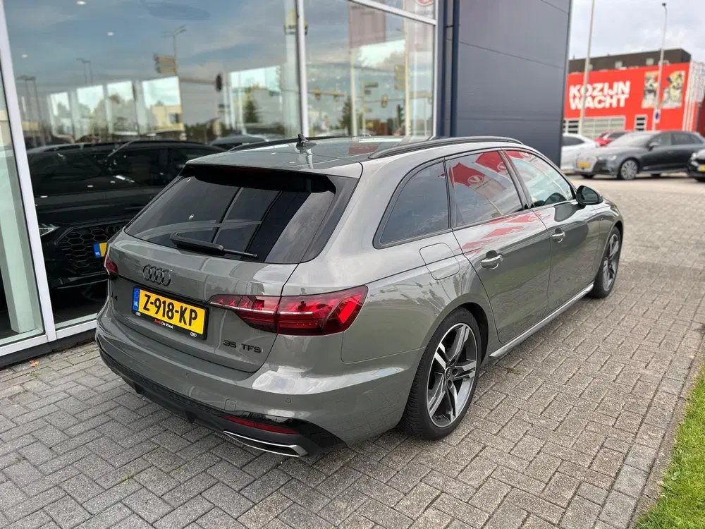 Audi A4 35 TFSI S edition Competition uit 2024, foto 2