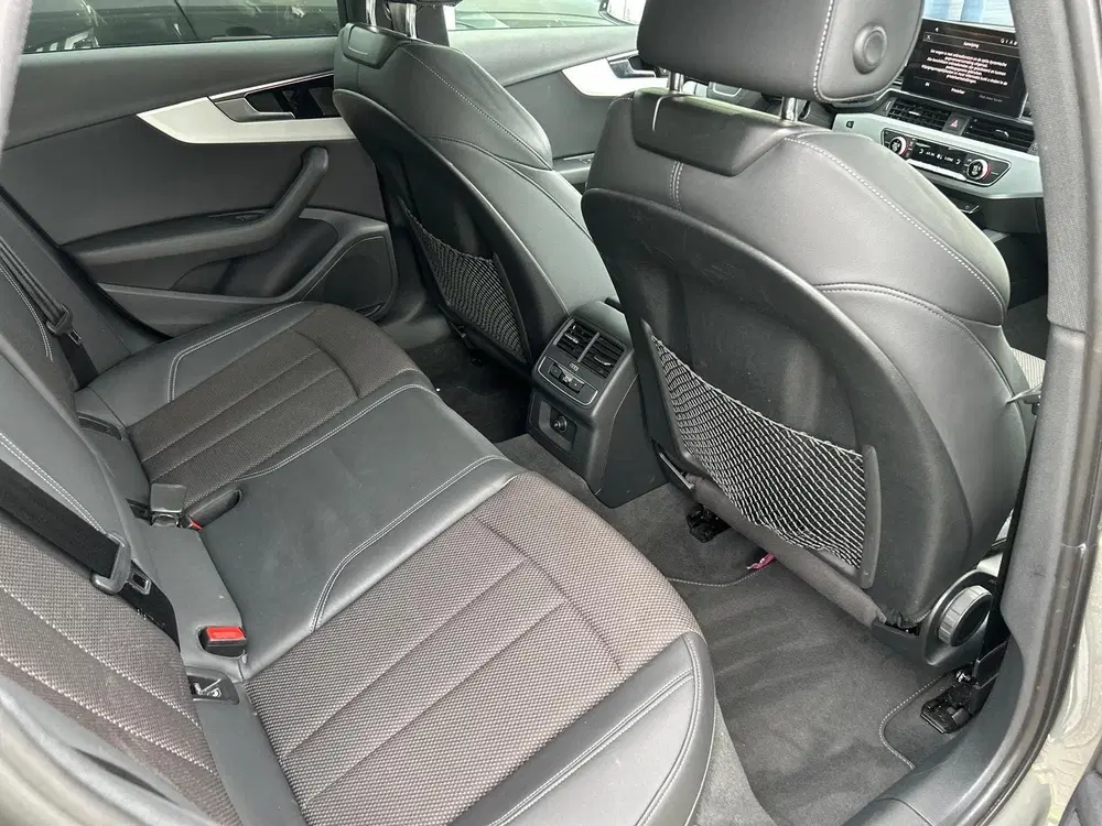 Audi A4 35 TFSI S edition Competition uit 2024, foto 3