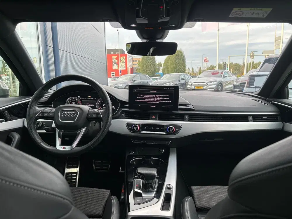 Audi A4 35 TFSI S edition Competition uit 2024, foto 4