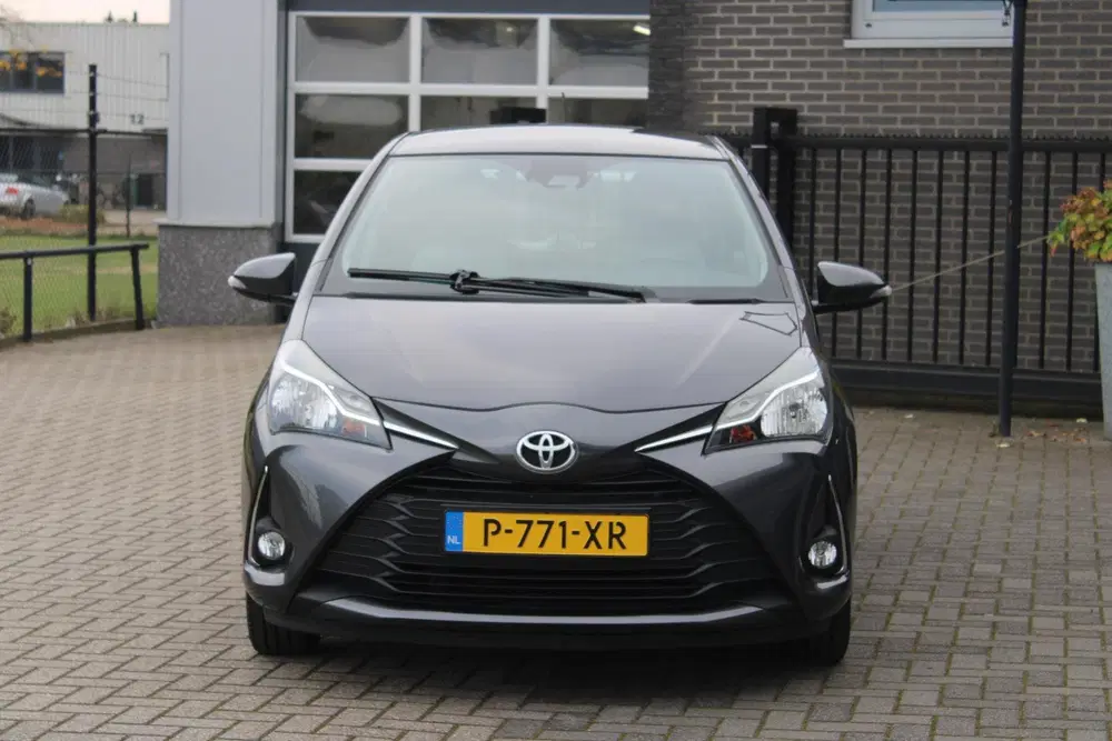 Toyota Yaris 1.5 VVT-i Dynamic Trekhaak uit 2019, foto 2