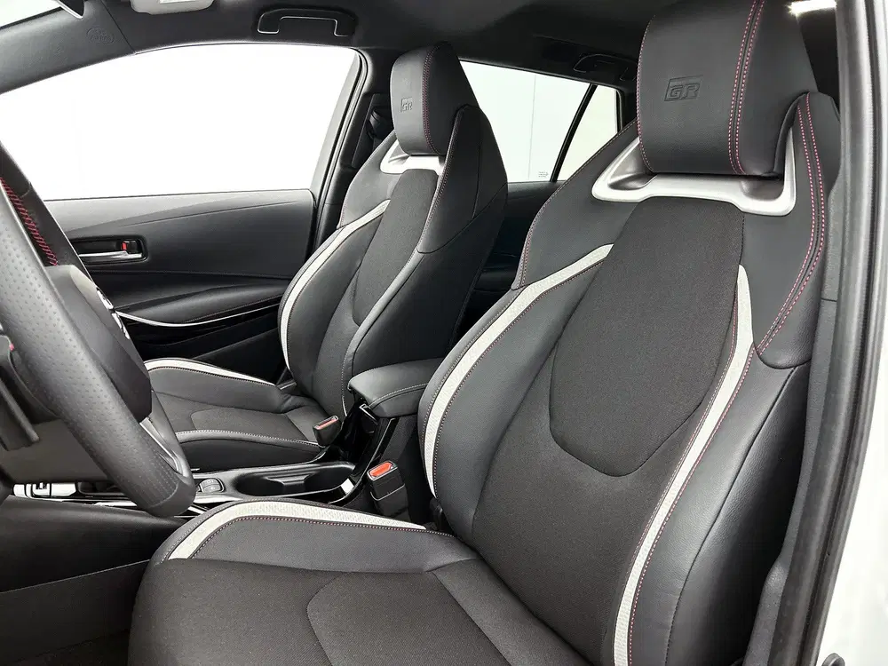 Toyota Corolla Hybrid 180 GR Sport uit 2026, foto 15