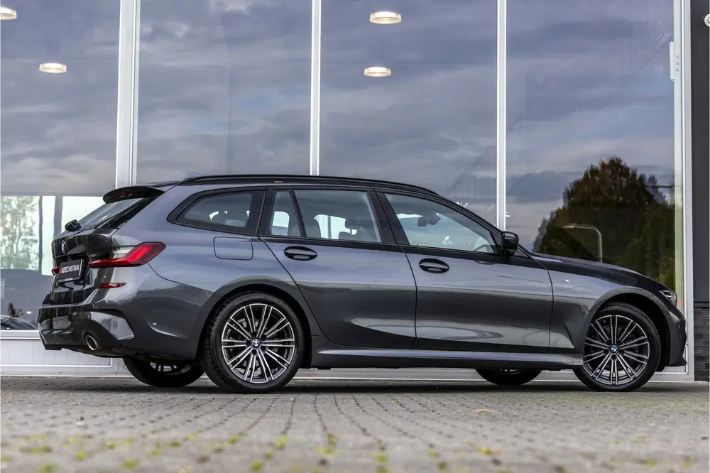 BMW 3-serie 3 Serie Touring 320i M-Sport uit 2022, foto 2