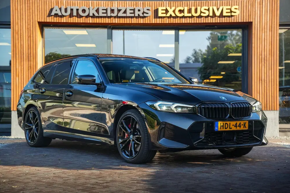 BMW 3-serie 330e xDrive M Pakket Panoramadak HUD Cam uit 2023