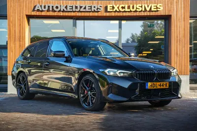 BMW 3-serie 330e xDrive M Pakket Panoramadak HUD Cam uit 2023