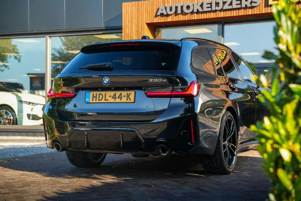 BMW 3-serie 330e xDrive M Pakket Panoramadak HUD Cam uit 2023, foto 11