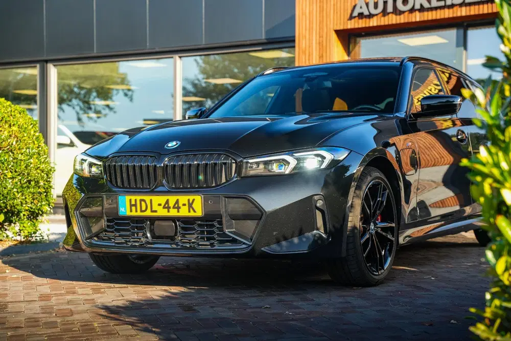 BMW 3-serie 330e xDrive M Pakket Panoramadak HUD Cam uit 2023, foto 13