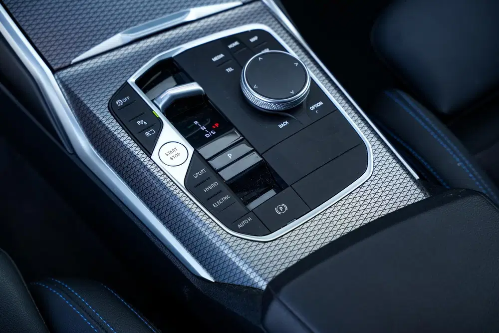 BMW 3-serie 330e xDrive M Pakket Panoramadak HUD Cam uit 2023, foto 15