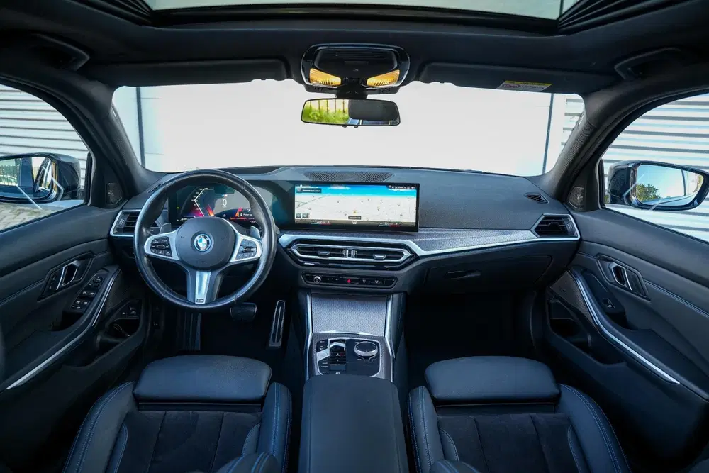 BMW 3-serie 330e xDrive M Pakket Panoramadak HUD Cam uit 2023, foto 2