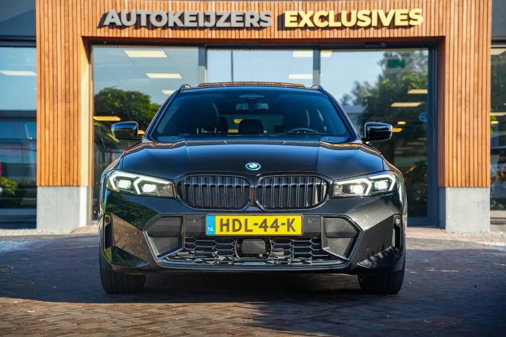 BMW 3-serie 330e xDrive M Pakket Panoramadak HUD Cam uit 2023, foto 3